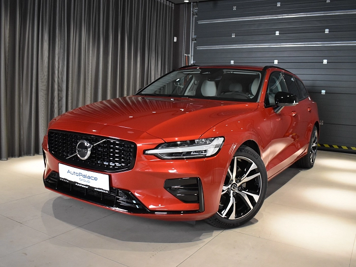 Volvo V60 B4 benzin Plus Dark DCT 5d 2.0 B4 145 kW automat červená Fusion Red, šedá Platinum Grey