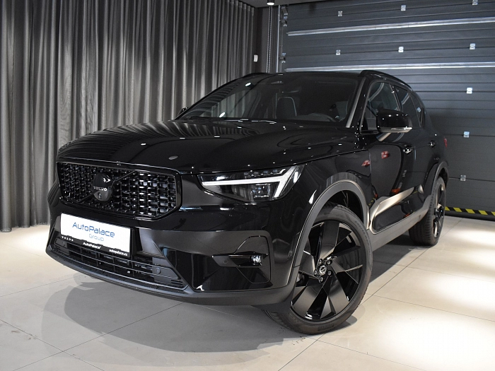 Volvo XC40 B3 Plus Black Edition DCT 5d 2.0 B3 120 kW automat černá Onyx Black Metallic metalická, Edition BLACK