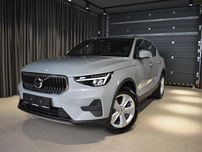 Volvo XC40 B4  Core DCT 5d 2.0 B4 145 kW automat šedá Vapour Grey