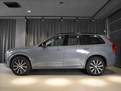 Volvo XC90 2,0 B5 AWD Plus Dark BEZKLÍČ 173 kW automat šedá