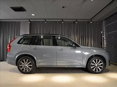 Volvo XC90 2,0 B5 AWD Plus Dark BEZKLÍČ 173 kW automat šedá