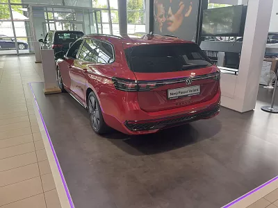 Volkswagen Passat R-Line 2,0 TDI 110 kW 2.0 110 kW automat Červená Chilli metalíza