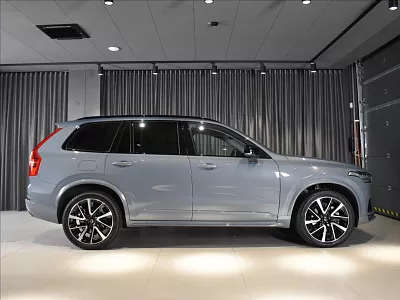 Volvo XC90 2,0 B5 AWD Plus Dark Bezklíč 173 kW automat šedá