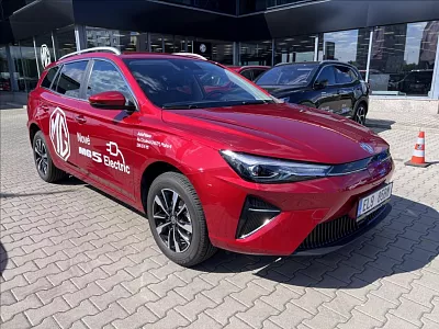 MG MG5 ELECTRIC . EV Excite 61kWh + ZIMNÍ PNEU 115 kW automat červená metalíza