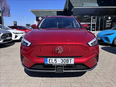 MG ZS . EV Excite 70kWh + ZIMNÍ PNEU 115 kW automat červená metalíza