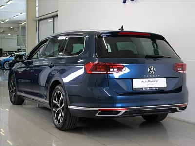 Volkswagen Passat 2,0 TDi DSG Elegance 26tkm. 110 kW automat modrá