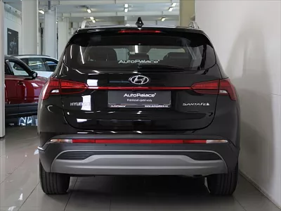 Hyundai Santa Fe 2,2 CRDi 7-míst 30tkm. 2023 142 kW automat černá