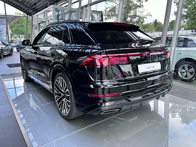 Audi Q8 SUV 60 TFSI e quattro (plug-in hybrid) 3,0 TFSI + elektro 359 kW automat Černá Mythos