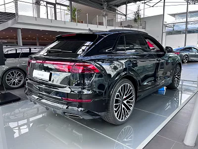 Audi Q8 SUV 60 TFSI e quattro (plug-in hybrid) 3,0 TFSI + elektro 359 kW automat Černá Mythos