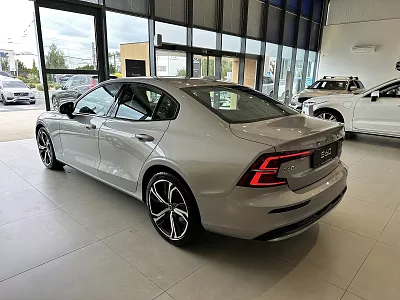 Volvo S60 B4 FWD PLUS DARK B4 B 145 kW automat sytě stříbrná Silver Dawn met.