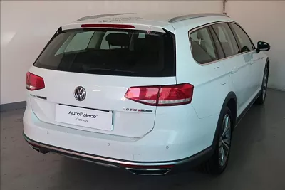 Volkswagen Passat 2,0 TDI 4MOTION DSG Alltrack 140 kW automat bílá