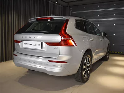 Volvo XC60 2,0 B4 FWD Core BLIS,bezklíč 145 kW automat šedá