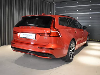 Volvo V60 Plus Dark B4 155 kW automat Fusion Red Metallic