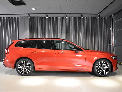 Volvo V60 Plus Dark B4 155 kW automat Fusion Red Metallic