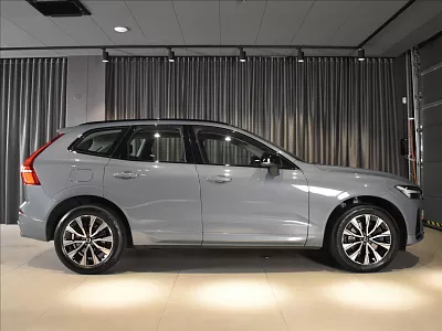 Volvo XC60 2,0 B4 AWD Plus Dark BLIS 145 kW automat šedá