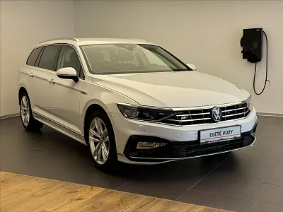 Volkswagen Passat 2,0 TDI 4MOT DSG R-Line 147 kW automat bílá