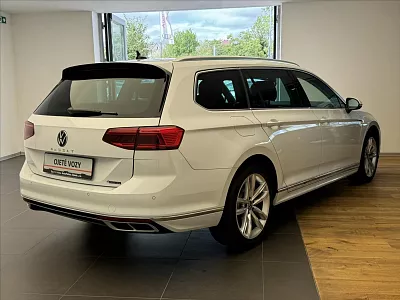 Volkswagen Passat 2,0 TDI 4MOT DSG R-Line 147 kW automat bílá