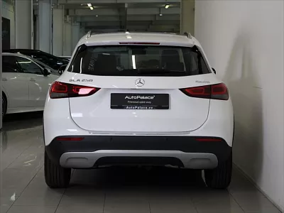 Mercedes-Benz GLA 2,0 250 4M Panorama PAMĚŤ ČR 165 kW automat bílá