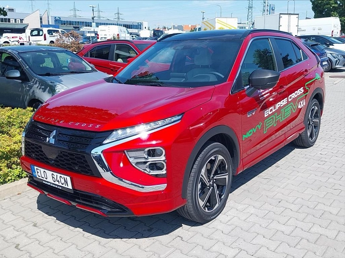 Mitsubishi Eclipse Cross 2.4 PHEV KAM TEMP  INSTYLE+ 138 kW automat červená metalíza