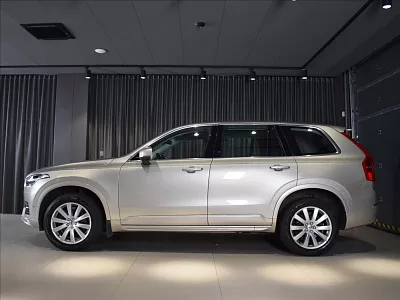 Volvo XC90 2,0 D5 AWD Mom Vzduch,head up 165 kW automat zlatá metalíza