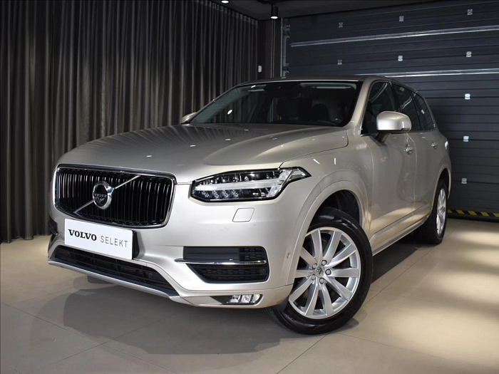 Volvo XC90 2,0 D5 AWD Mom Vzduch,head up 165 kW automat zlatá metalíza