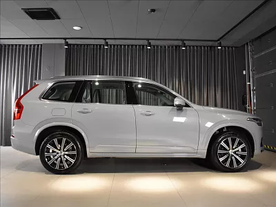 Volvo XC90 2,0 B5 AWD Core pouze 6000 KM 173 kW automat šedá