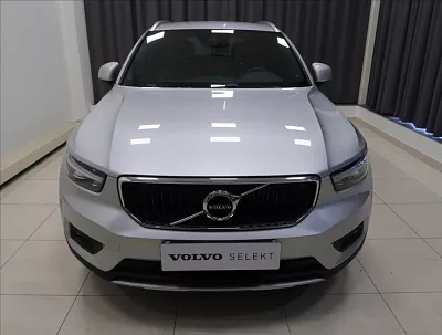 Volvo XC40 2,0 D4 AWD AUT Momentum 140 kW automat šedá