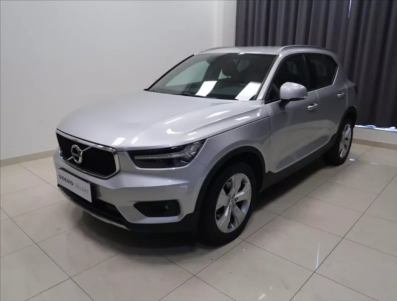 Volvo XC40 2,0 D4 AWD AUT Momentum 140 kW automat šedá