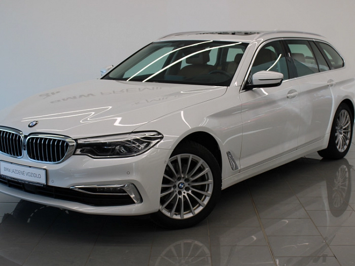 BMW 520d xDrive Touring 140 kW automat Mineral White