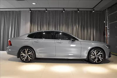 Volvo S90 2,0 T8 AWD Ulti Dark Masáže 228 kW automat šedá