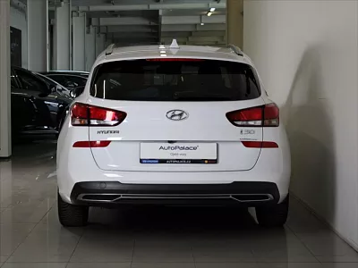 Hyundai i30 1,6 CRDi Smart KAM. 115tkm. 85 kW bílá