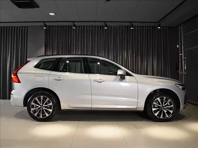 Volvo XC60 2,0 B4 AWD Plus Dark bezklíč 145 kW automat šedá