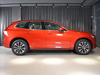 Volvo XC60 2,0 B4 AWD Plus Bright Bezklíč 145 kW automat oranžová