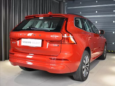 Volvo XC60 2,0 B4 AWD Plus Bright Bezklíč 145 kW automat oranžová