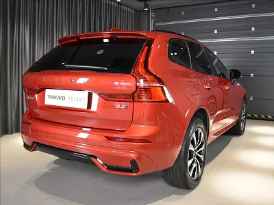 Volvo XC60 2,0 B4 AWD Plus dark Bezklíč 145 kW automat oranžová