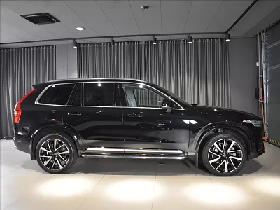 Volvo XC90 2,0 B5 AWD Plus Bright tažný 173 kW automat černá