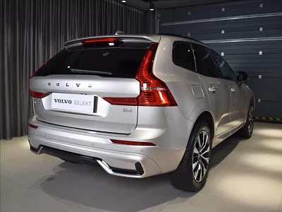 Volvo XC60 2,0 B4 FWD Core Bezklíč,Pano 145 kW automat šedá