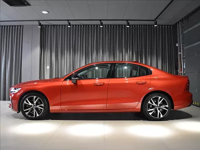 Volvo S60 2,0 B4 FWD Plus Dark Bezklíč 145 kW automat červená metalíza