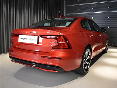 Volvo S60 2,0 B4 FWD Plus Dark Bezklíč 145 kW automat červená metalíza