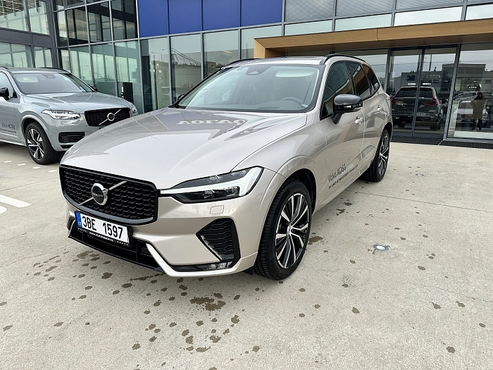 Volvo XC60 B4 AWD ULTIMATE DARK B4 145 kW automat zlatavě stříbrná Bright Dusk