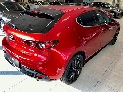 Mazda 3 2025 5HB 2,0L e-Skyactiv X186ps 6AT FWD 2,0L SKYACTIV-X 186 186 kW automat Soul Red Crystal