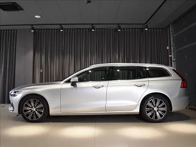 Volvo V60 2,0 B4 FWD MOM BLIS, Bezklíč 145 kW automat šedá