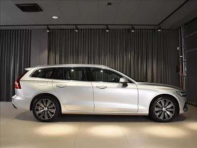 Volvo V60 2,0 B4 FWD MOM BLIS, Bezklíč 145 kW automat šedá