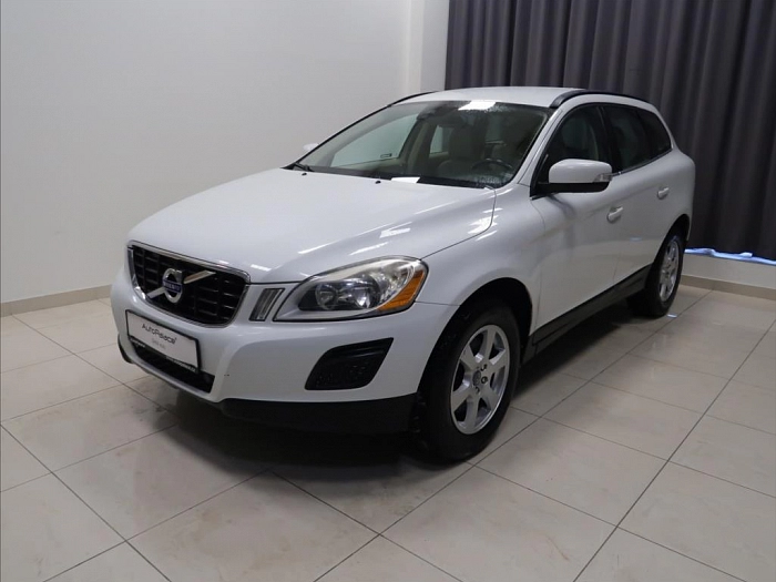 Volvo XC60 2,4 D5 Momentum AWD 158 kW bílá