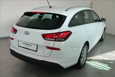 Hyundai i30 1,0 T-GDI PO SERVSINÍ PROHLÍDCE  NOVÉ BRZDY 88 kW bílá