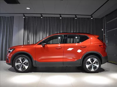 Volvo XC40 2,0 B4 Ullt Pano,Harman Kardon 145 kW automat červená