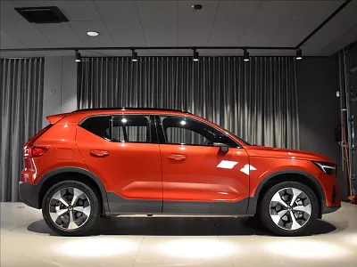 Volvo XC40 2,0 B4 Ullt Pano,Harman Kardon 145 kW automat červená