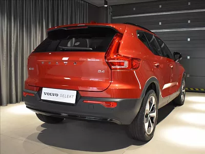 Volvo XC40 2,0 B4 Ullt Pano,Harman Kardon 145 kW automat červená