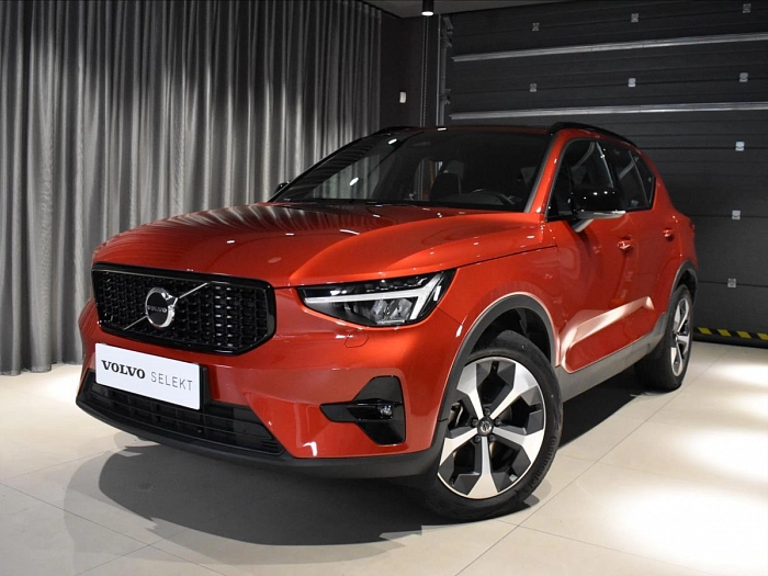 Volvo XC40 2,0 B4 Ullt Pano,Harman Kardon 145 kW automat červená