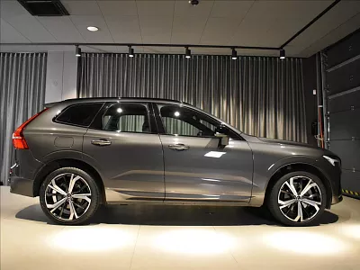 Volvo XC60 2,0 B4 R-Design Pano,Tažné 145 kW automat šedá